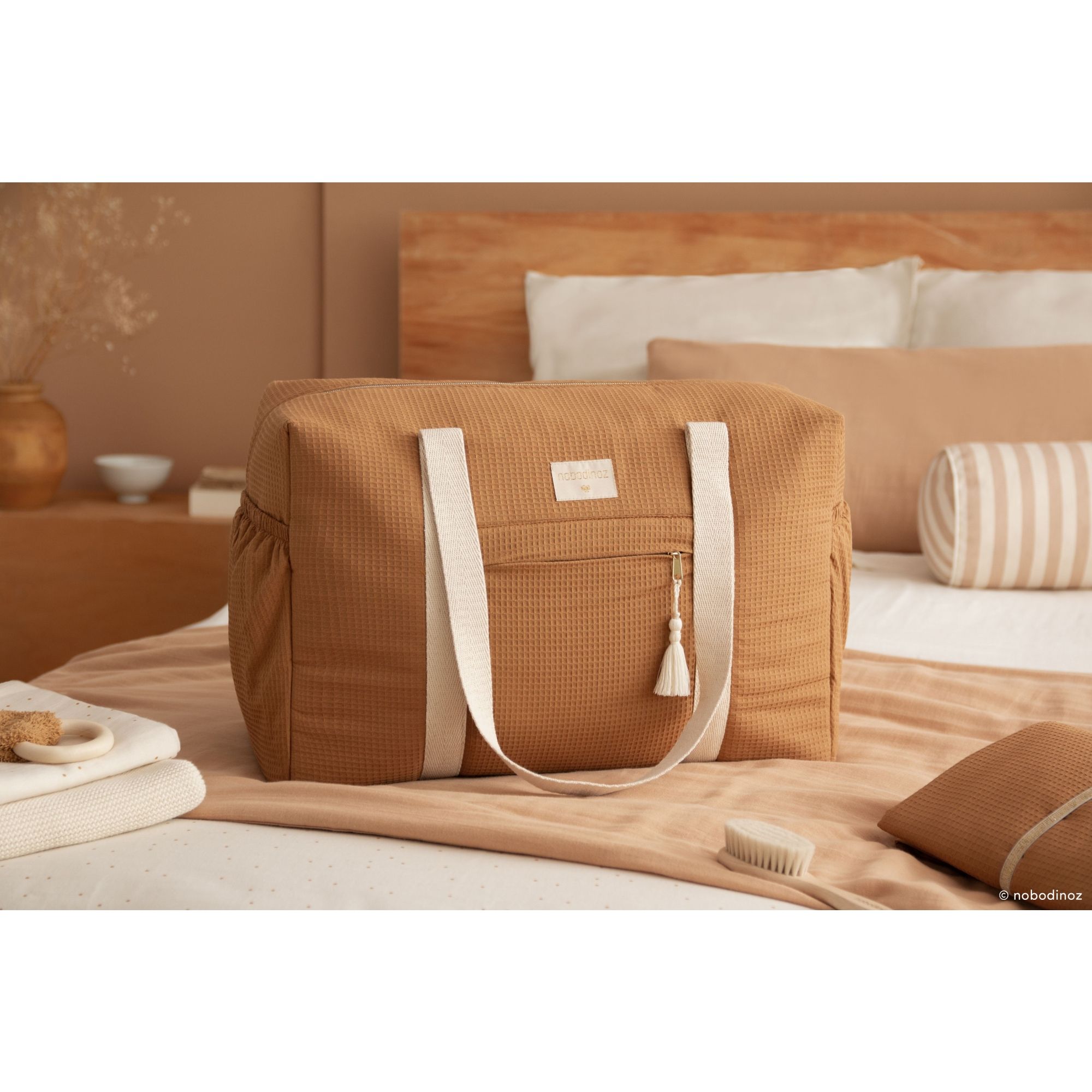 sac-de-maternite-impermeable-opera-29x46x20-caramel-nobodinoz_OD